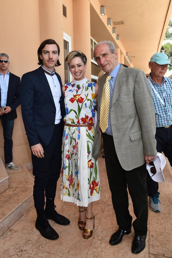 La princesa Jazmin Grace, la menos conocida de todos los Grimaldi, acertó de pleno con su look con estampado primaveral y sandalias bronce con plataforma