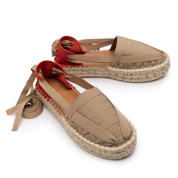 Alpargatas coló camellos con detalle en rojo de Aloha Sandals: 95 euros.