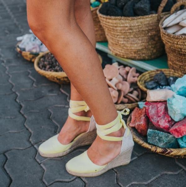 Sandalias en color limón de Aloha Sandals: 99 euros.