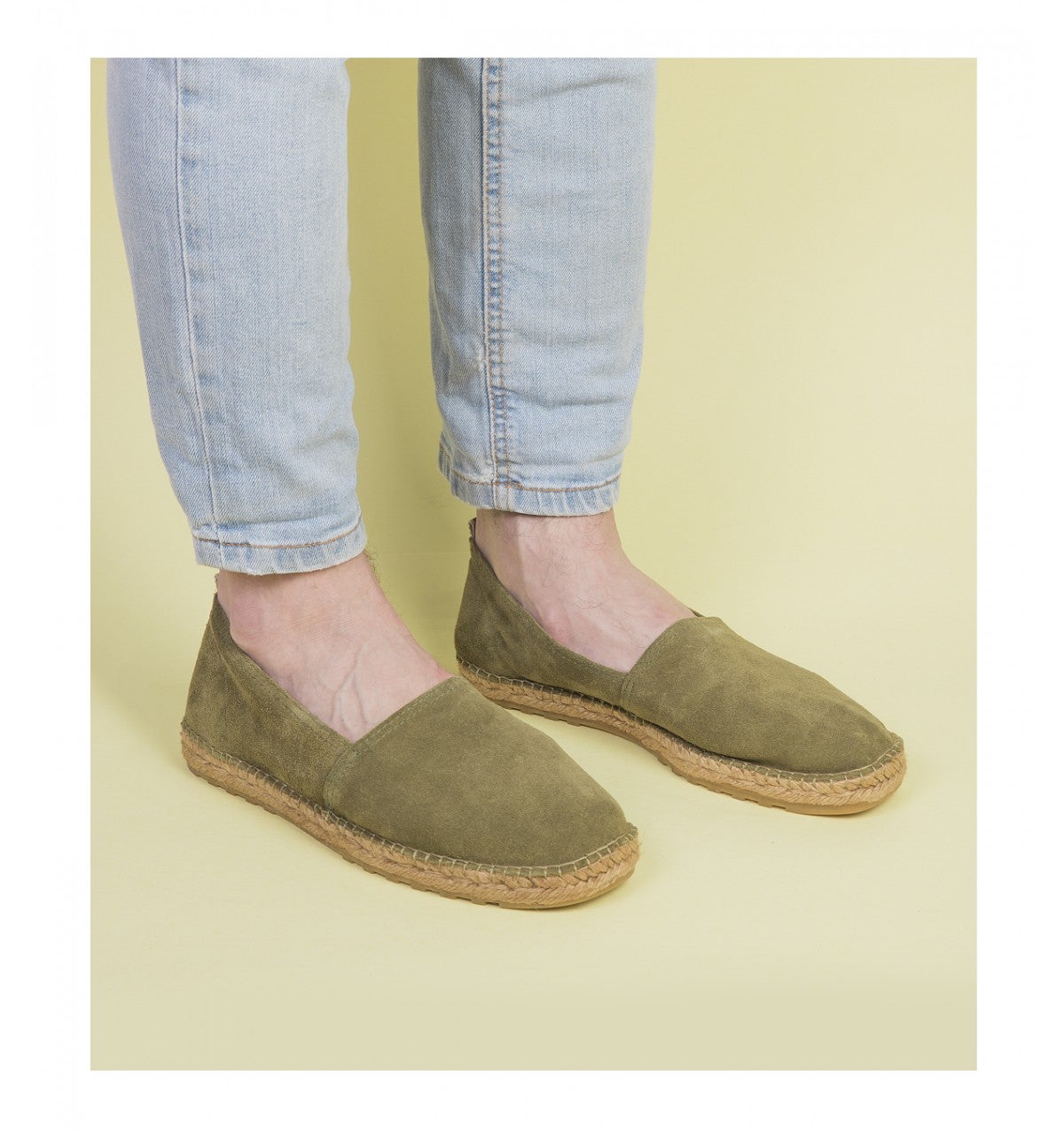 Sandalias negras con plataforma de esparto y detalle de tachas y hebilla de Alona Sandals: 110 euros.