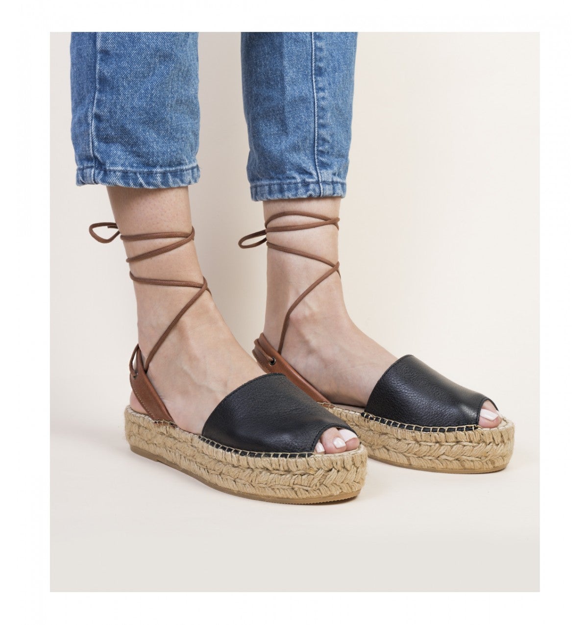 Sandalias de esparto con plataforma y hebilla de Alona Sandals: 110 euros.