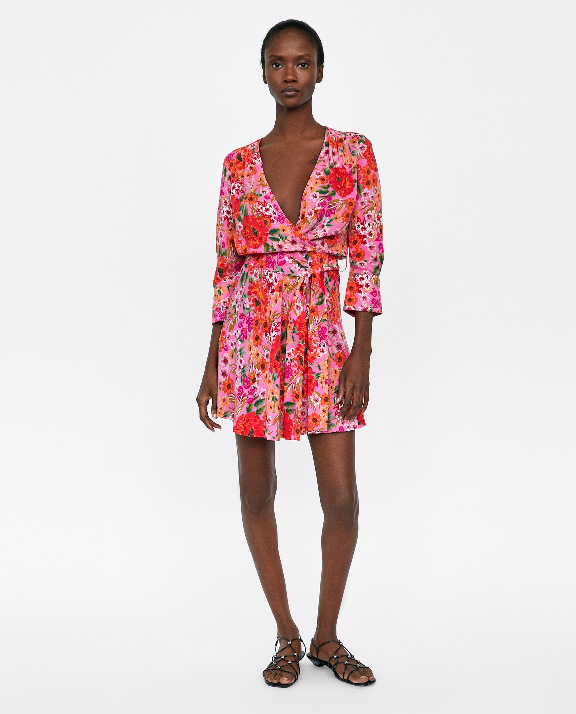 Vestido con estampado floral de Zara: 29,95 euros.
