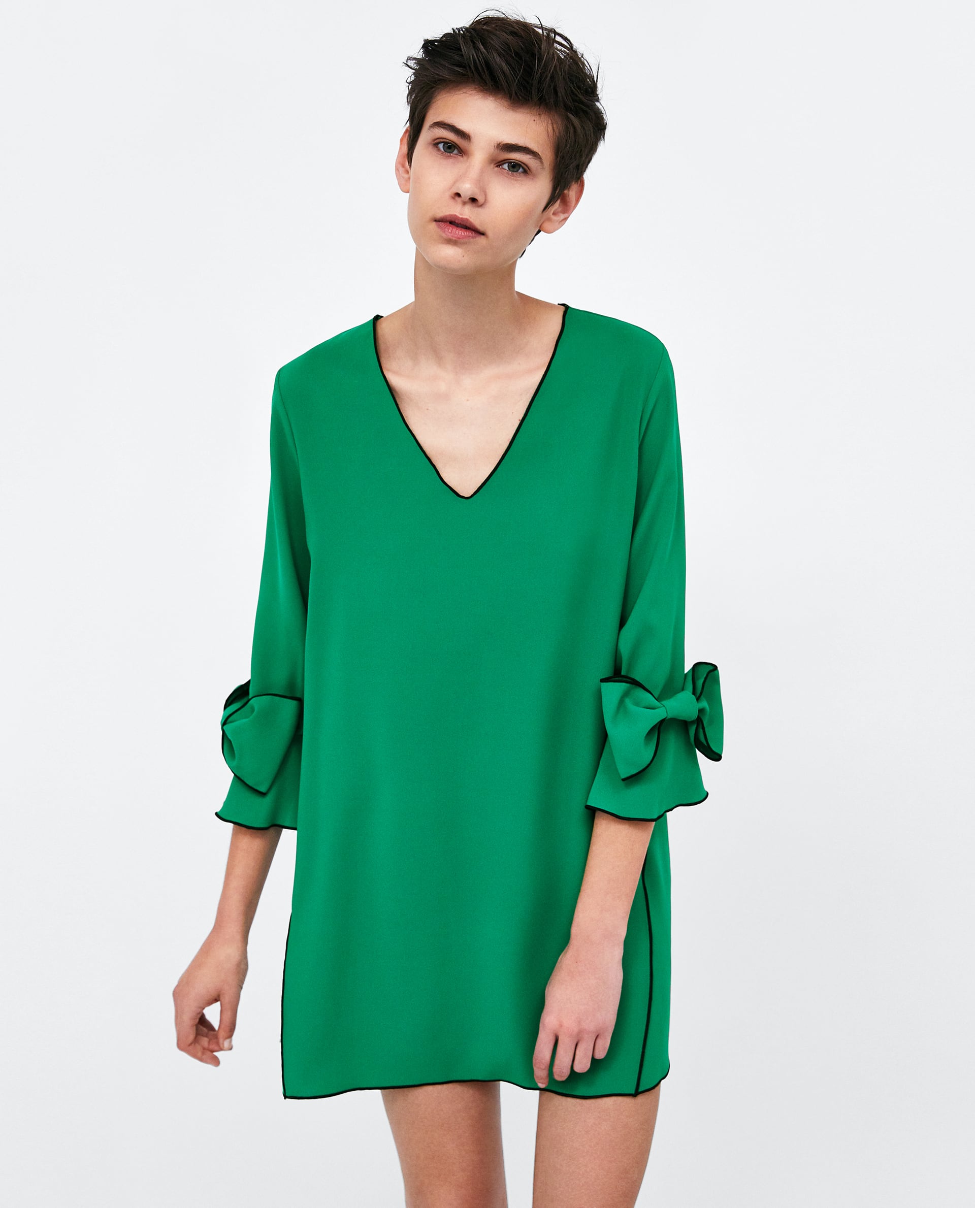 Vestido de color verde de Zara: 29,95 euros.