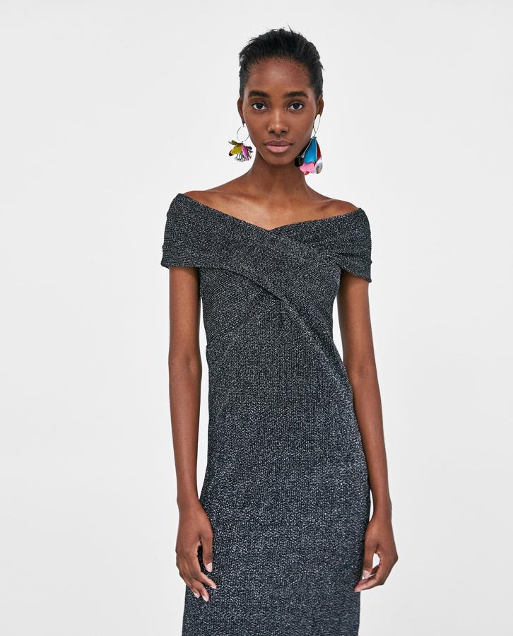 Vestido con brillo, multiposición, de Zara: 25,95 euros.