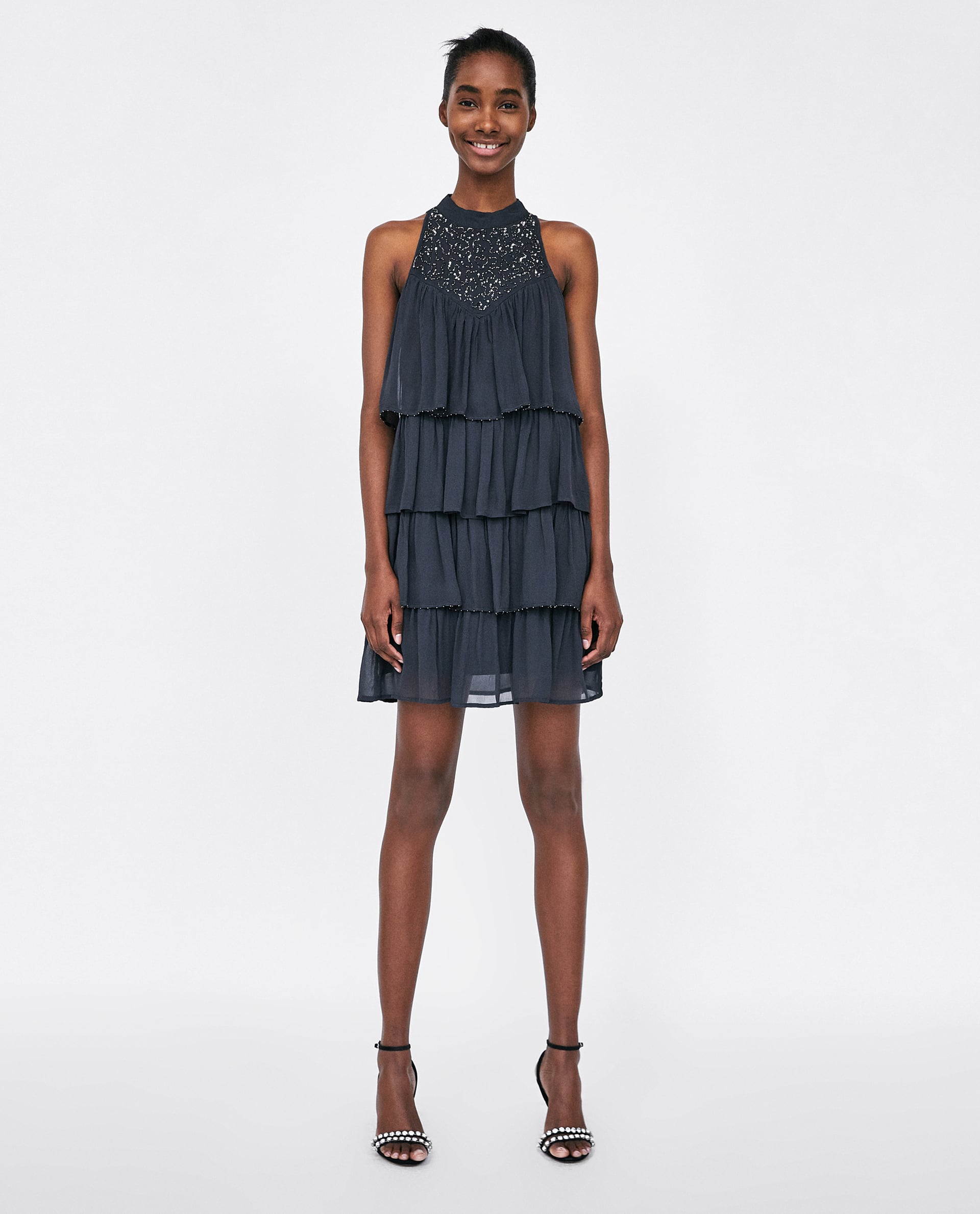 Vestido verde gris con volantes, de Zara: 29,95 euros.