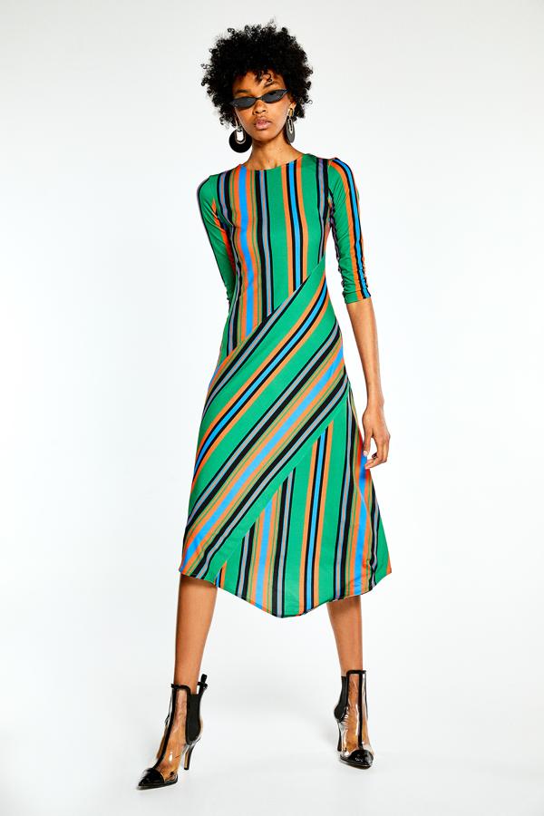 Vestido midi de rayas de Sfera: 29,99 euros.