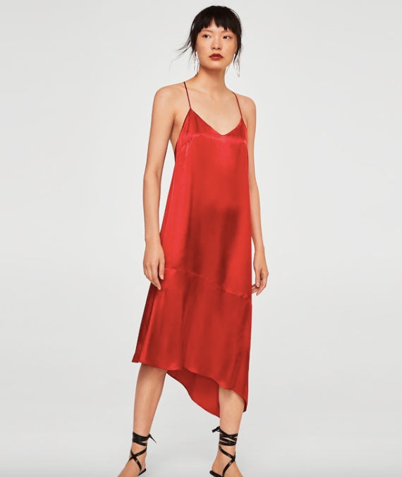 Vestido satinado asimétrico, disponible en varios colores de Mango: 49,99 euros.