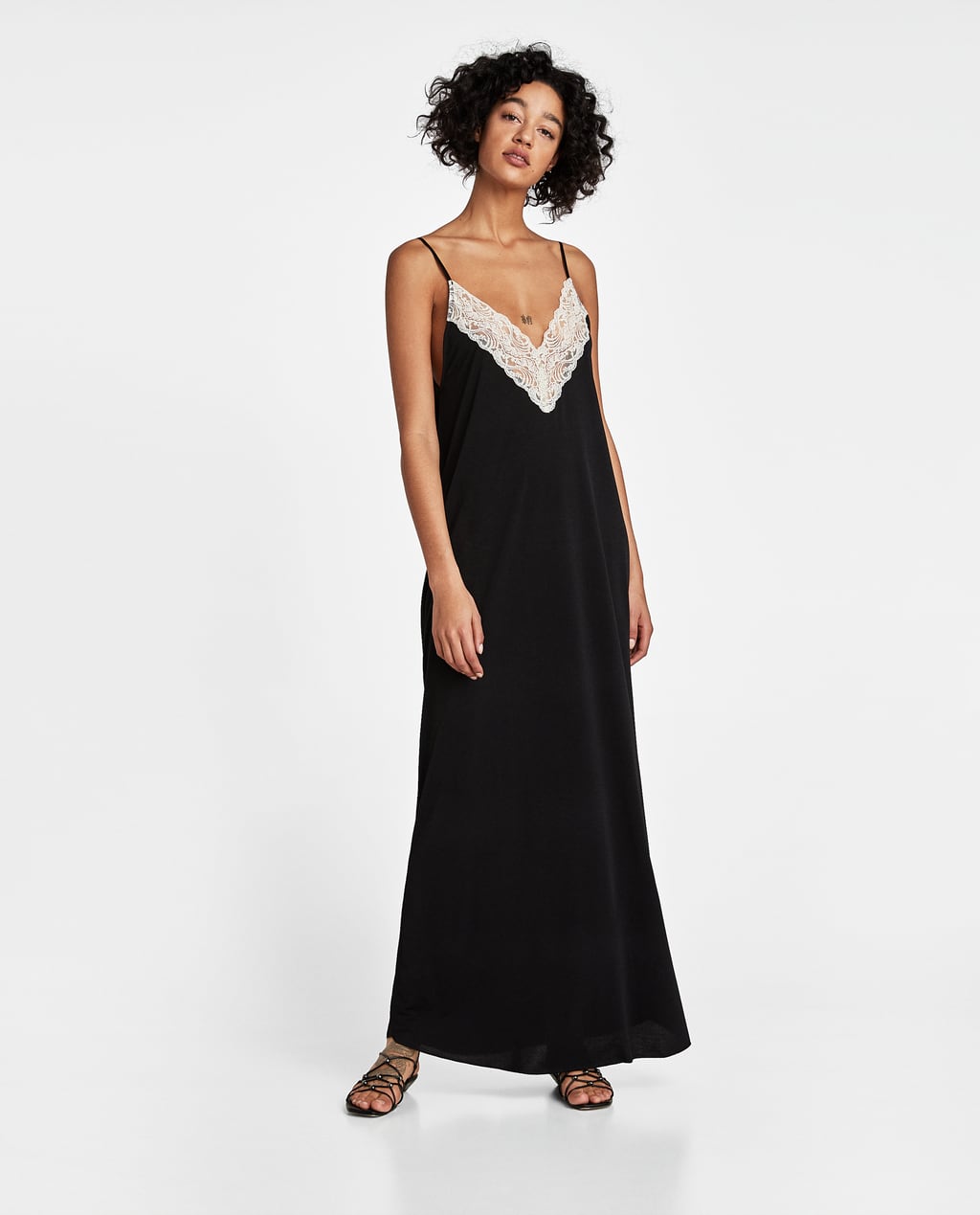 Vestido lencero con encaje de Zara: 29,95 euros.