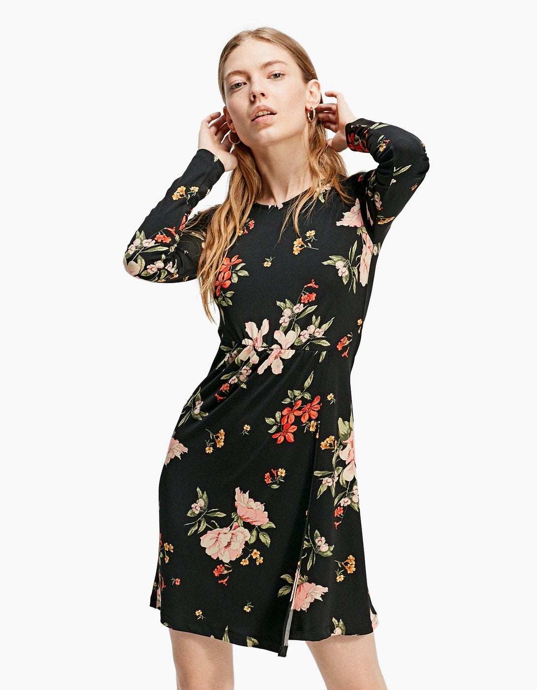 Vestido corto de punto de Stradivarius: 19,99 euros.