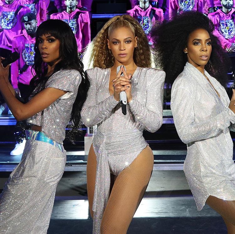 Destiny's Child de plata. Para uno de los momentos más esperados del concierto, su reunión con Kelly Rowland y Michelle Williams, las compañeras de Destiny's Child, Olivier Rousteing propuso una terna combinada en plata, en vez de con el estampado militar que eligió para el primer fin de semana.