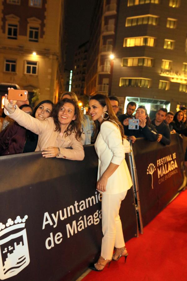 Paula Echevarría pisó la alfombra roja con un dos piezas blanco, con el que estaba arrebatadora, que conjuntó con un top lencero negro.