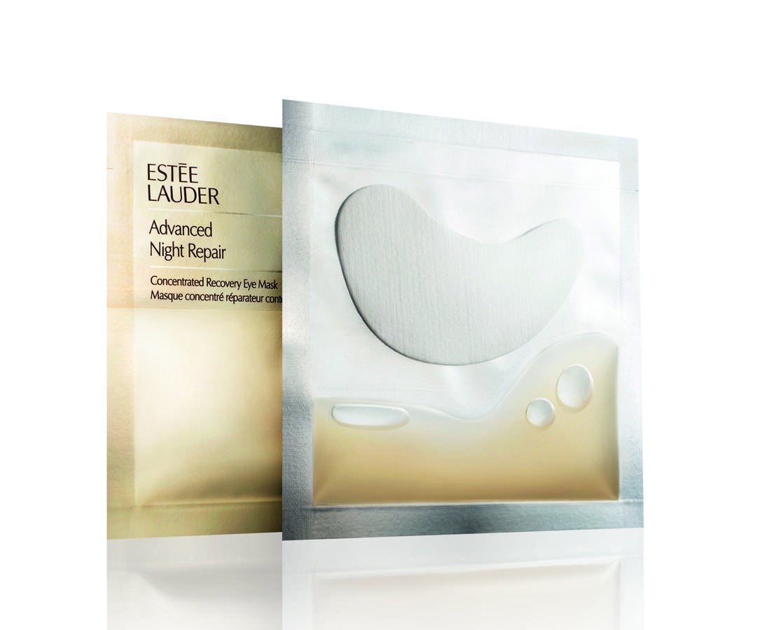 Una mascarilla para el contorno de los ojos con tecnologías de reparación probadas y un innovador sistema de liberación para un aspecto fresco y descansado en solo 10 minutos. Combina el poder restaurador del sérum Advanced Night Repair con una alta concentración de ingredientes hidratantes y anti-irritantes. Calma instantáneamente. Parches de  Estée Lauder , (106,57 euros).