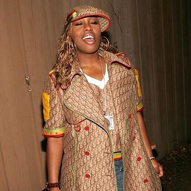 Missy Elliot con logos de Dior