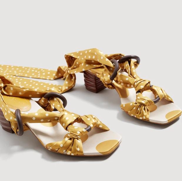 Sandalias con tacón cuadrado atadas a la pierna con lazos de lunares de Mango (49,90 euros)