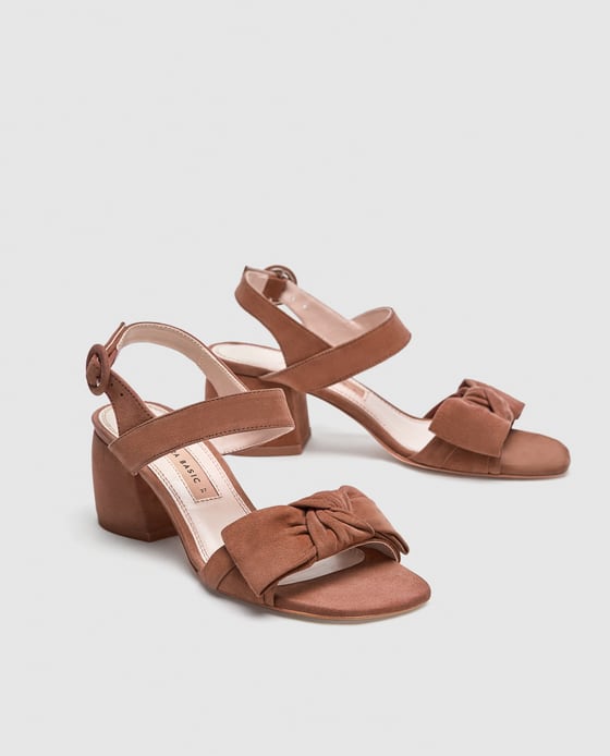 Sandalias marrones de piel con tacón cuadrado con lazo de Zara (45,95 euros)