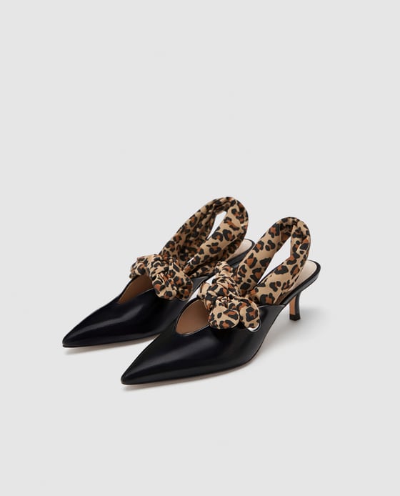 Zapatos negros destalonados de piel con lazo con estampado de leopardo de Zara (49,95 euros)