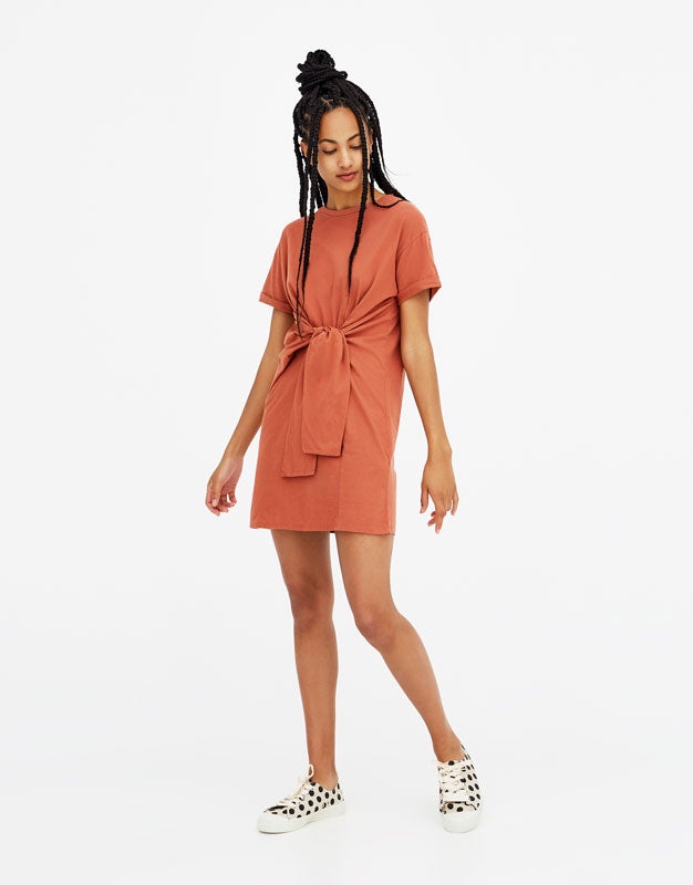 Vestido color teja con lazada central de Pull & Bear (19,99 euros)