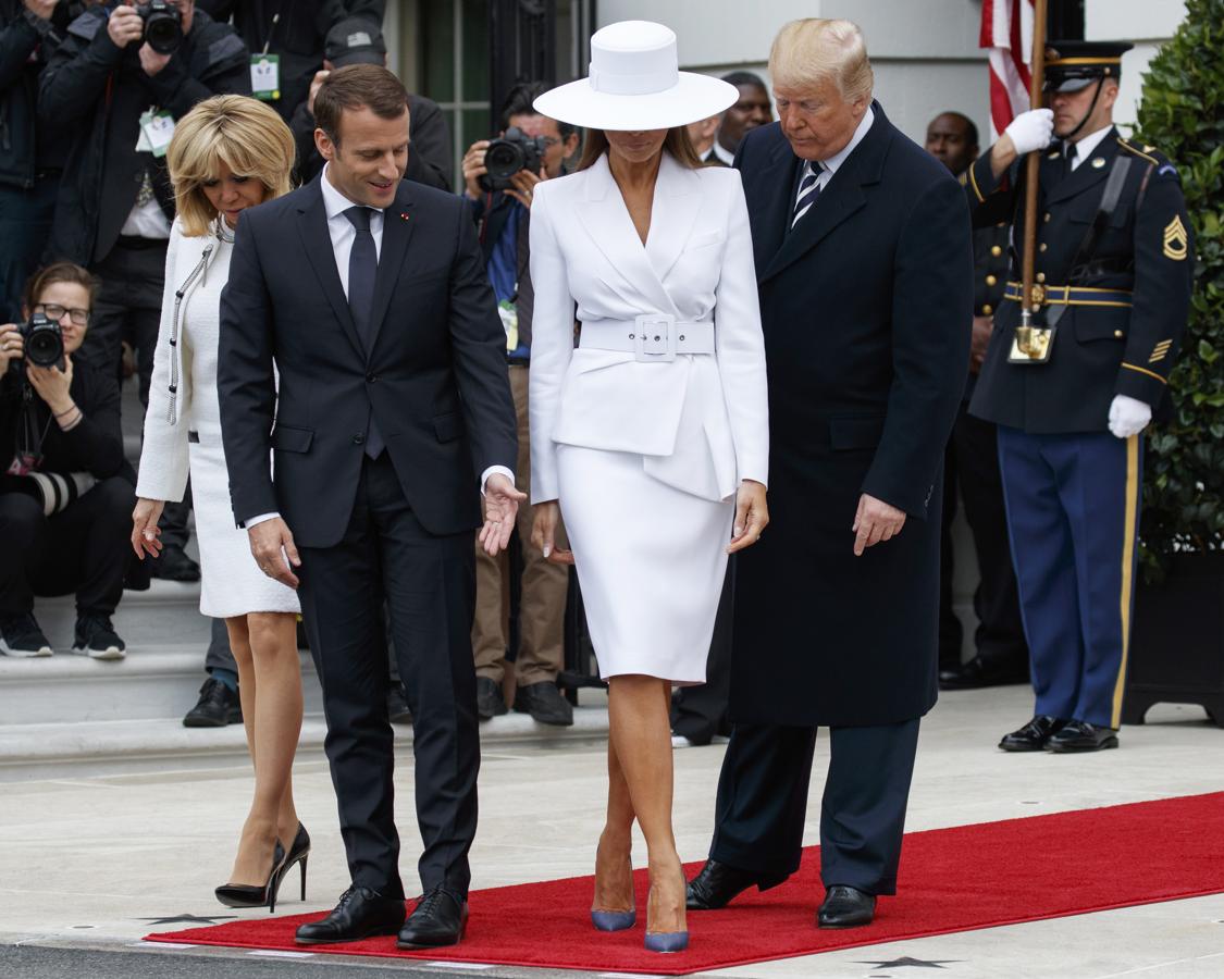 Melania derrochó estilo con un traje de falda midi, que se ceñía perfectamente a su figura, y una chaqueta estilo origami que accesorizó con un cinturón de estilo noventero