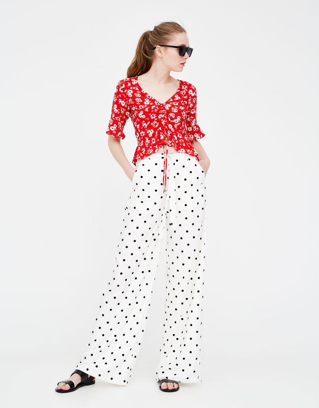 Pantalón blanco con lunares negros de Pull & Bear (19,99 euros)