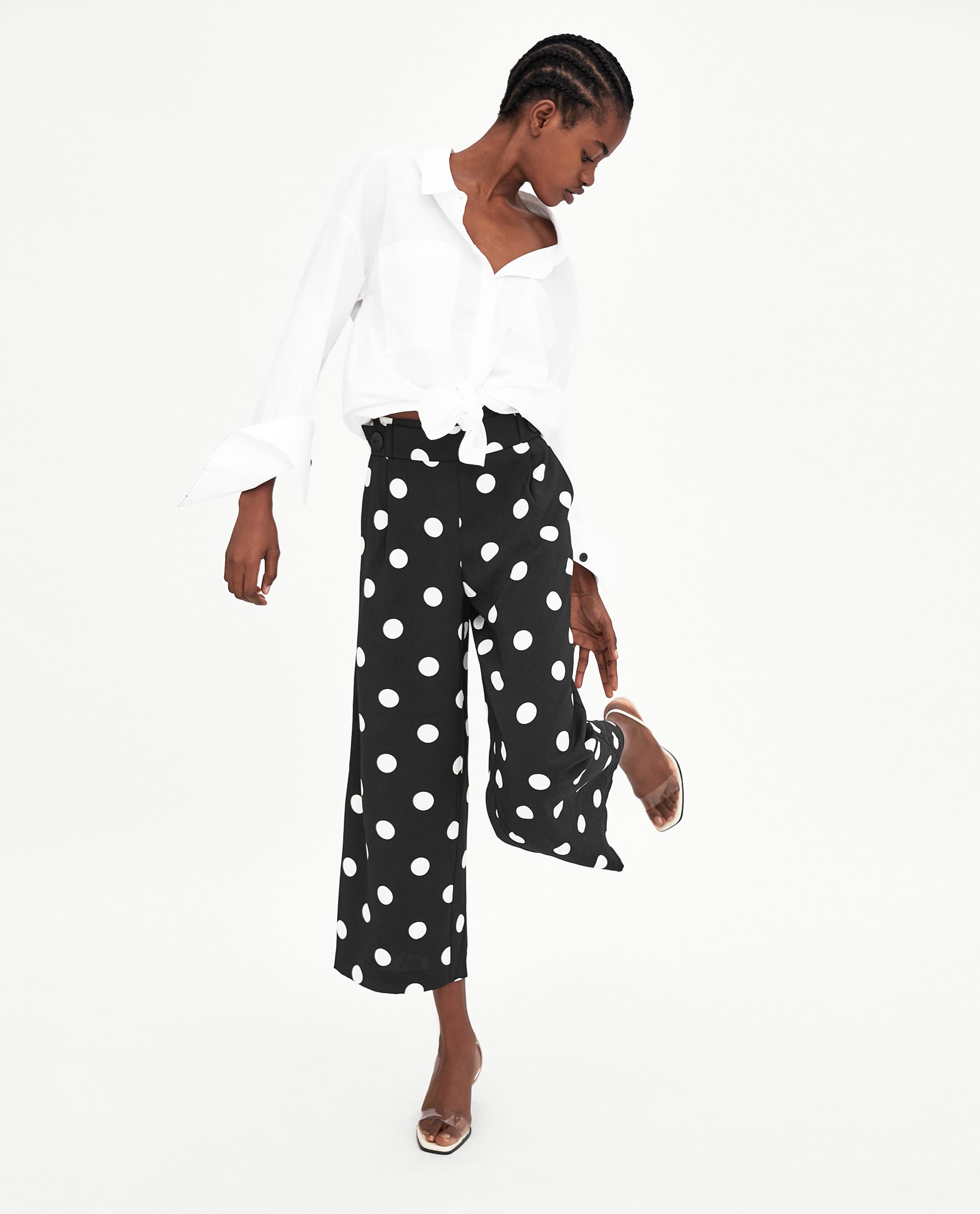 Los lunares nos gustan todo el año, y no solo en la Feria de Abril. Por eso, son el estampado estrella para las invitadas de las bodas de primavera. (Precio: 19.95 euros cada pieza).