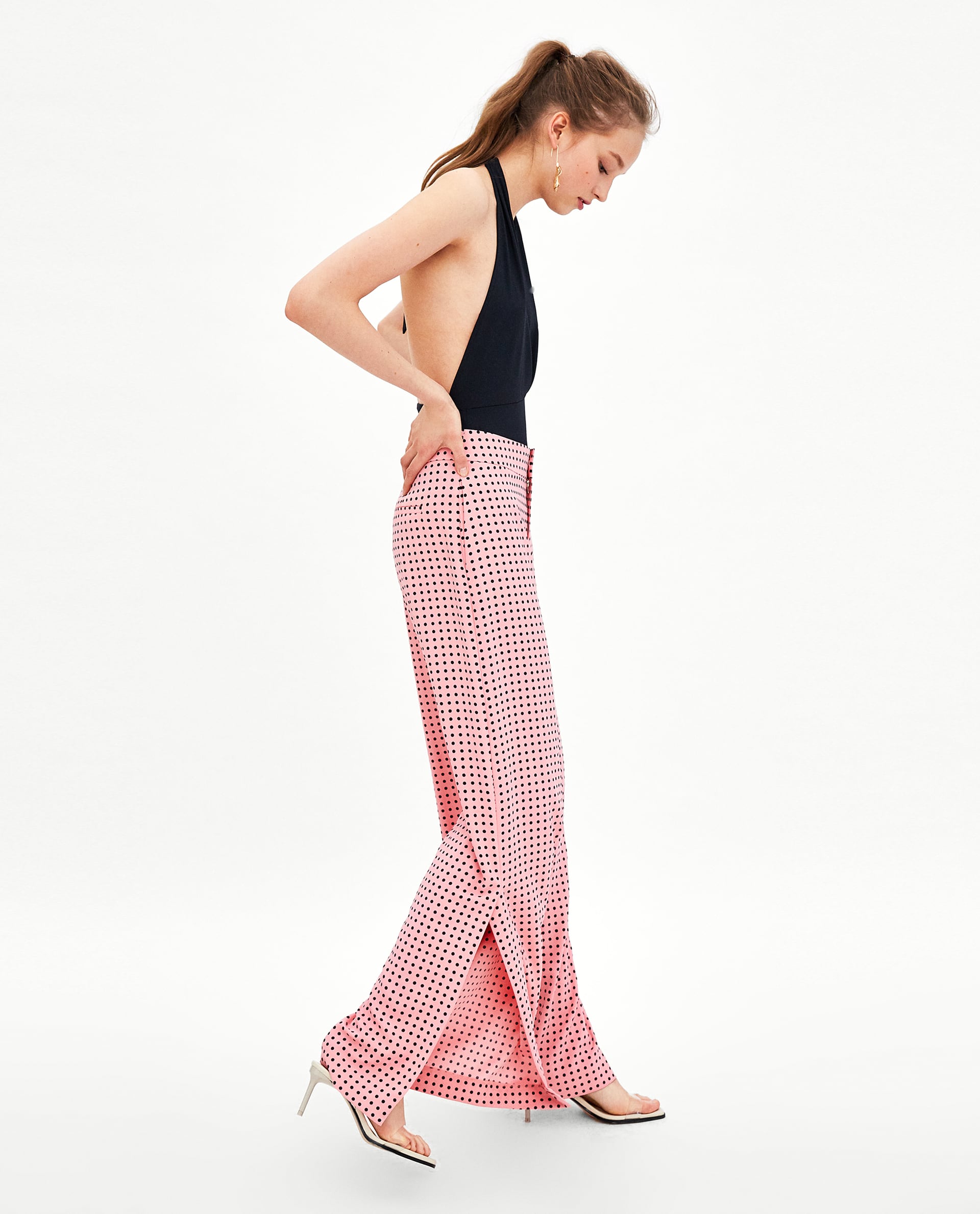 Seguimos con los lunares, esta vez con unos pantalones palazzo de inspiración setentera (29.95 euros) y un sencillo top negro con espalda al aire (15.95 euros).