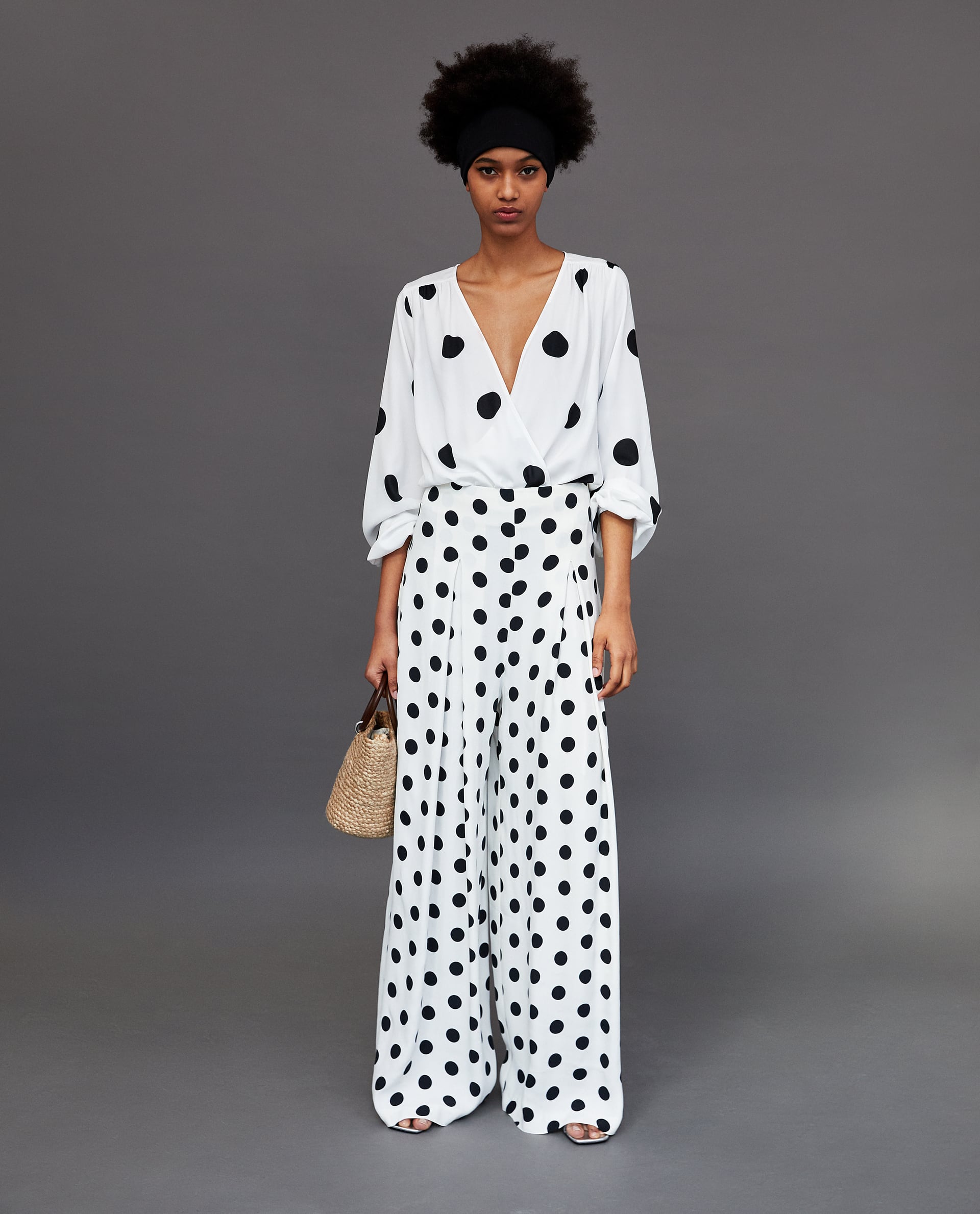 Por si no os habíais dado cuenta, se llevan los lunares. Y nos encanta este conjunto 'matchy matchy' que juega con el tamaño del estampado. La blusa cuesta 29.95 euros y los pantalones, 39.95 euros.