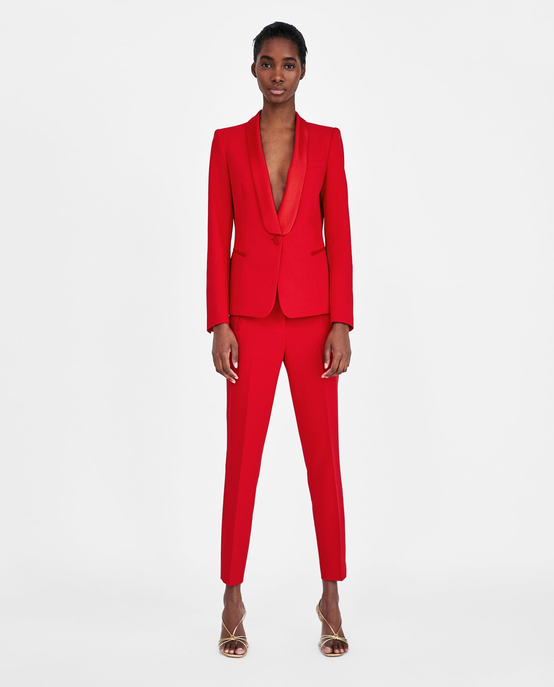 Un traje rojo es un básico de nuestro fondo de armario de primavera esta temporada. Combínalo con complementos llamativos, y tu look de invitada será perfecto.