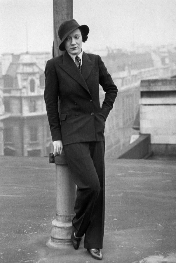 Marlene Dietrich vestía con looks muy masculinoo en los años 30, una época en la que los dos piezas de doble botonadura solo eran aptos para las más atrevidas. Ella los solía combinar con  salones y sombreros de ala curvada .