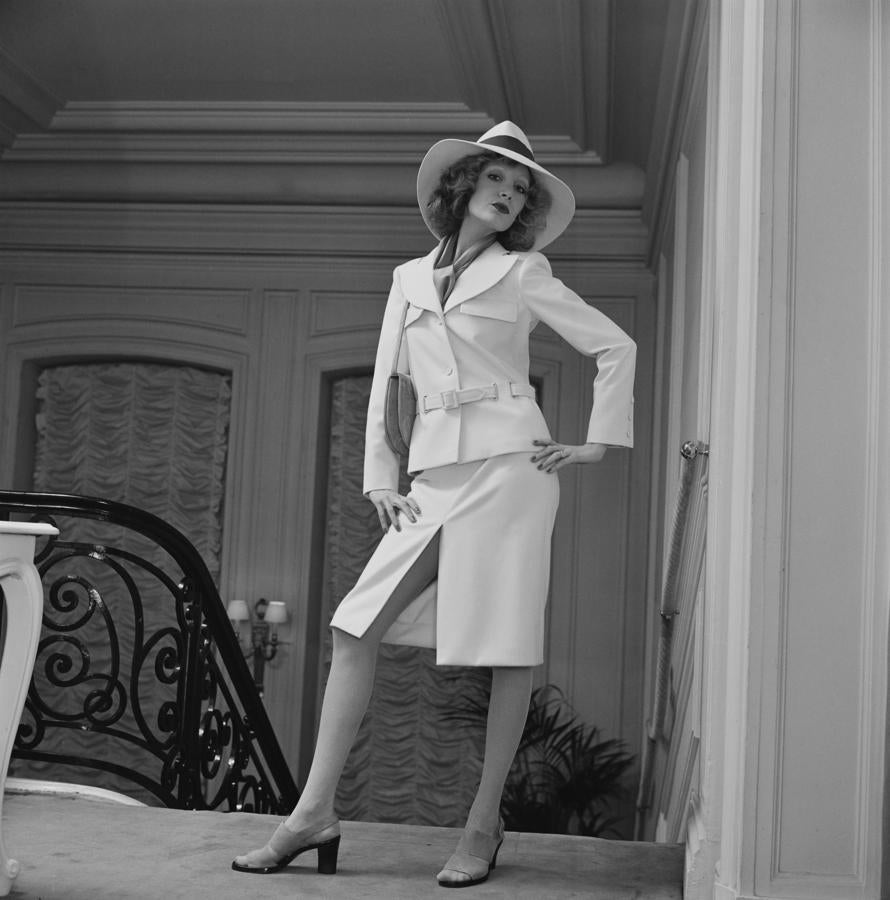 En los 70 ya nos habíamos atrevido con el bikini, los minivestidos y los trajes futuristas, pero todavía nadie había llevado, como lo hizo Marlene Dietrich, que era una femme fatale, un traje con abertura central. Un look elegante y a la vez muy sexy.