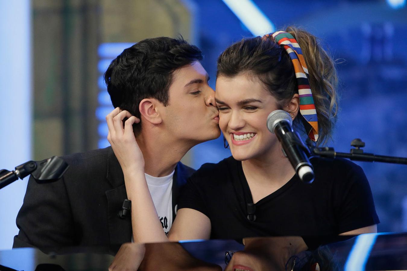 Durante su entrevista en 'El Hormiguero', Alfred no pudo reprimirse y le dio un beso a Amaia en la mejilla.