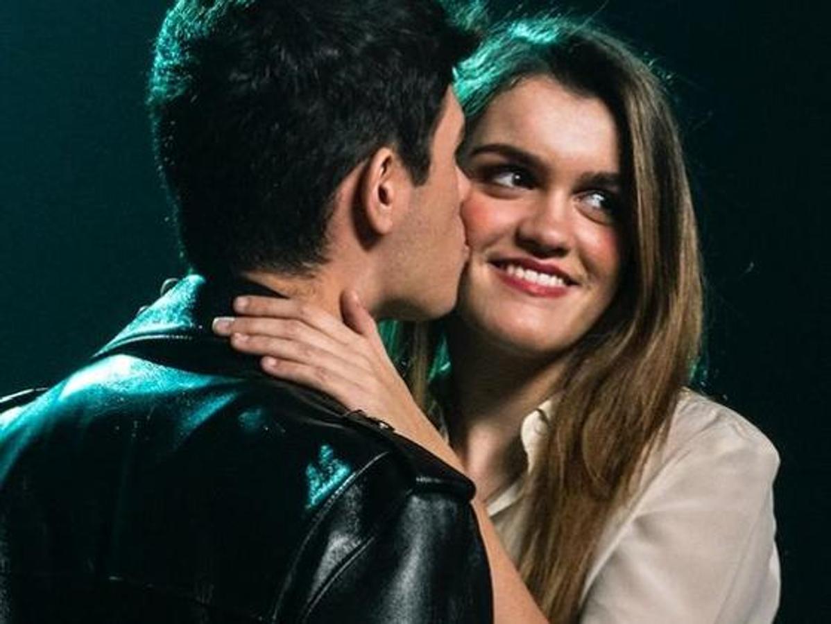 Alfred da un beso en la mejilla a Amaia después de una de sus actuaciones como dúo.