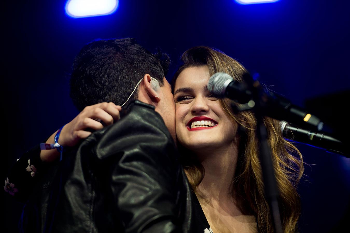 Alfred dio este beso a Amaia tras concluir su actuación en la noche de Cadena 100.