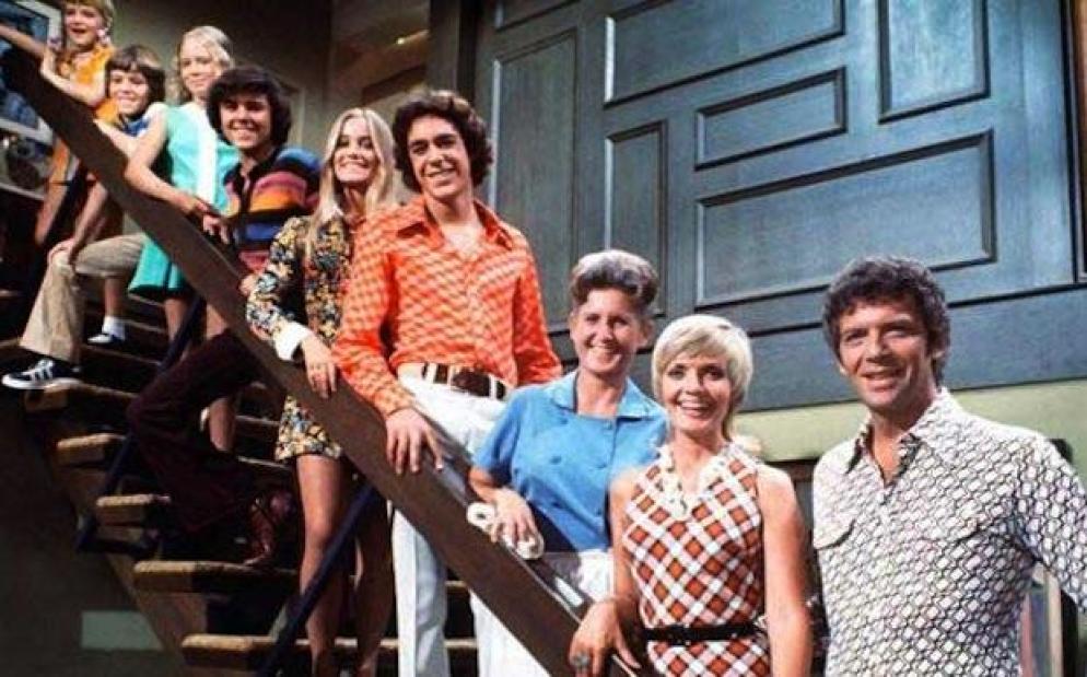 Vestidos de cuadros al bies, minivestidos de estampados psicodélicos, rayas, pantalones campana, mocasines y zapatillas Adidas, los protagonistas de La tribu de los Brady iban a la última. Sus looks resumen el estilo de una década.