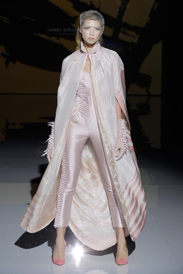 ¿Os imagináis casándoos con este original diseño arquitectónico rosa 'millennial' con mono pantalón? ¡Nosotras decimos 'sí, quiero'!