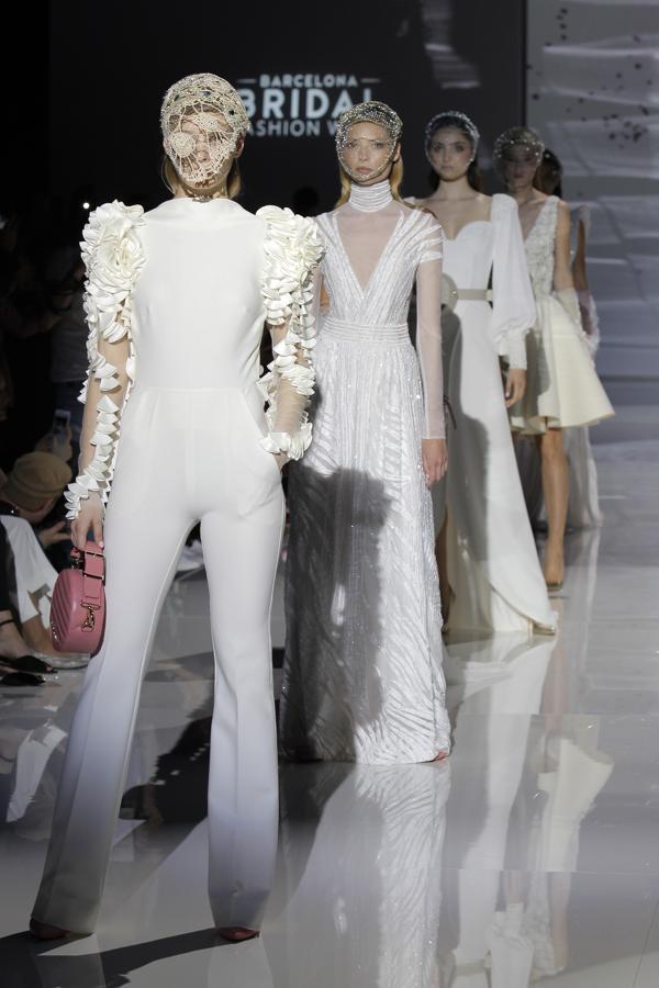 "En un desfile muy fiel a su estilo, Isabel Zapardiez se ha apoyado en la escenografía y en los elementos multimedia para recrear desde el primer momento el universo de inspiración de la nueva colección, que es el mundo de la esgrima", aseguran desde la firma.