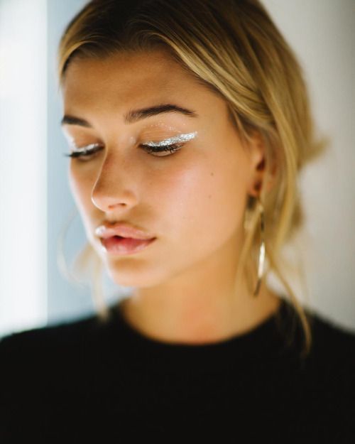 Dos opciones: combinar sombra plateada y dorada y, como hace Hailey Baldwin, limitarse a sombrear una línea en el párpado superior.