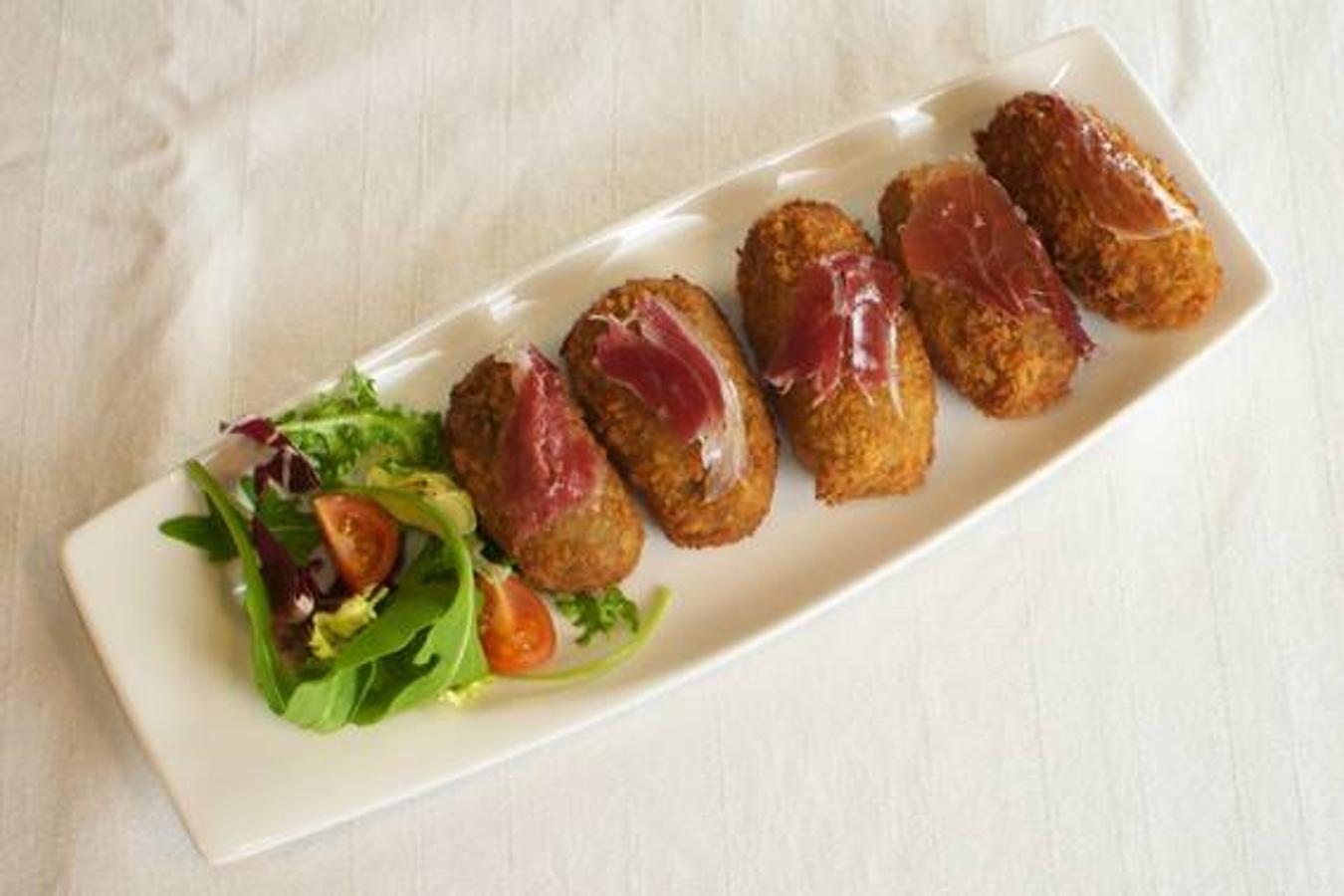 En la Bodega Los Secretos (Calle de San Blas, 4, Madrid), la más antigua de la capital, sirven las croquetas en su versión más popular: cremosas, crujientes y de jamón ibérico de bellota. ¿Quién necesita más?