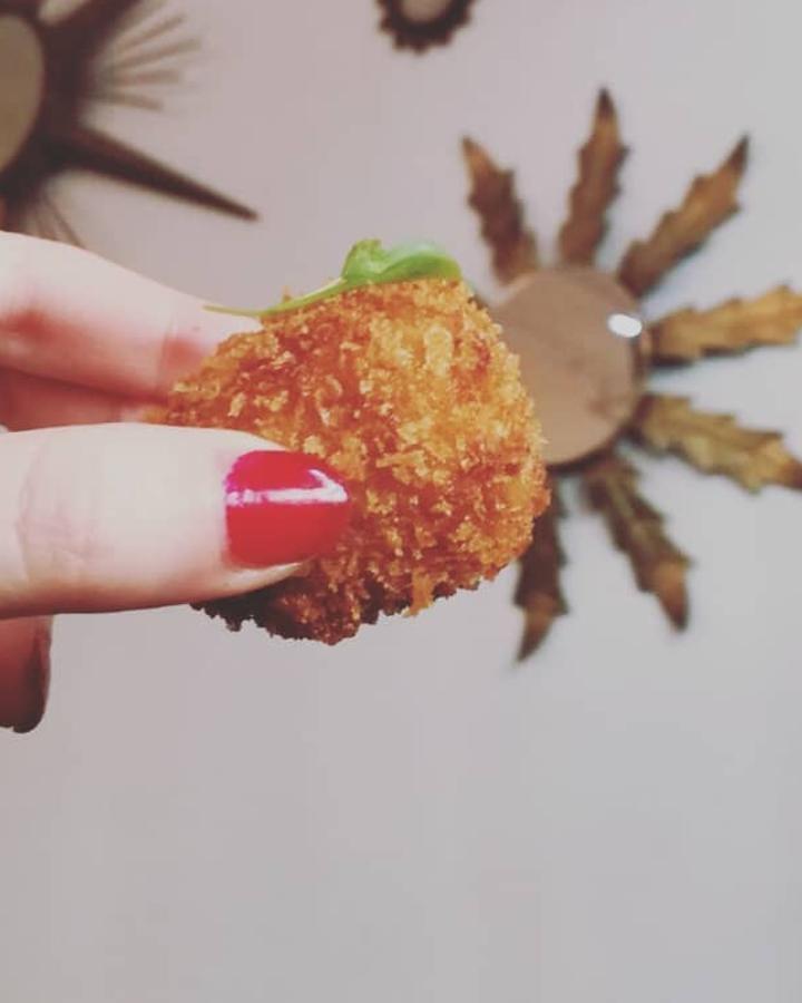 En la Calle del Castillo, 16, de Madrid, está Bacira, un rincón castizo donde se unen la cocina mediterránea y la asiática y donde probablemente comerás  las mejores croquetas de rabo de toro de todo el país.