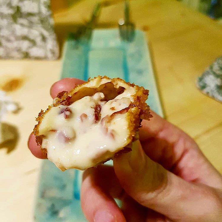 La bechamel, el punto del jamón, el sabor, el aroma, la cantidad de aceite y cómo liga el empanado con la masa han hecho que la receta de Miguel Carretero haya sido reconocida como la de las mejores croquetas del mundo en 2018. Las prepara en Santerra (calle del General Pardiñas, 56, Madrid) y son  un aténtico espectáculo para los sentidos .