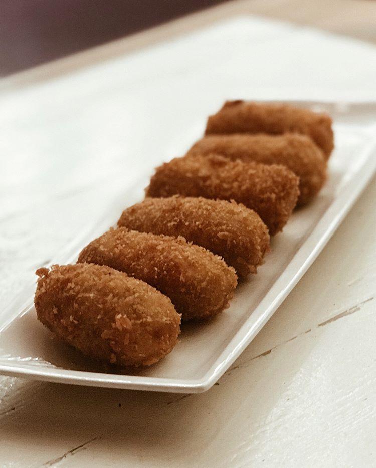 Olvídate de las croquetas clásicas cuando vayas a Saporem (Calle Ventura de la Vega, 5, Madrid) y atrévete con  las de morcilla y plátano . La mezcla de sabores en tu boca será un auténtico espectáculo.