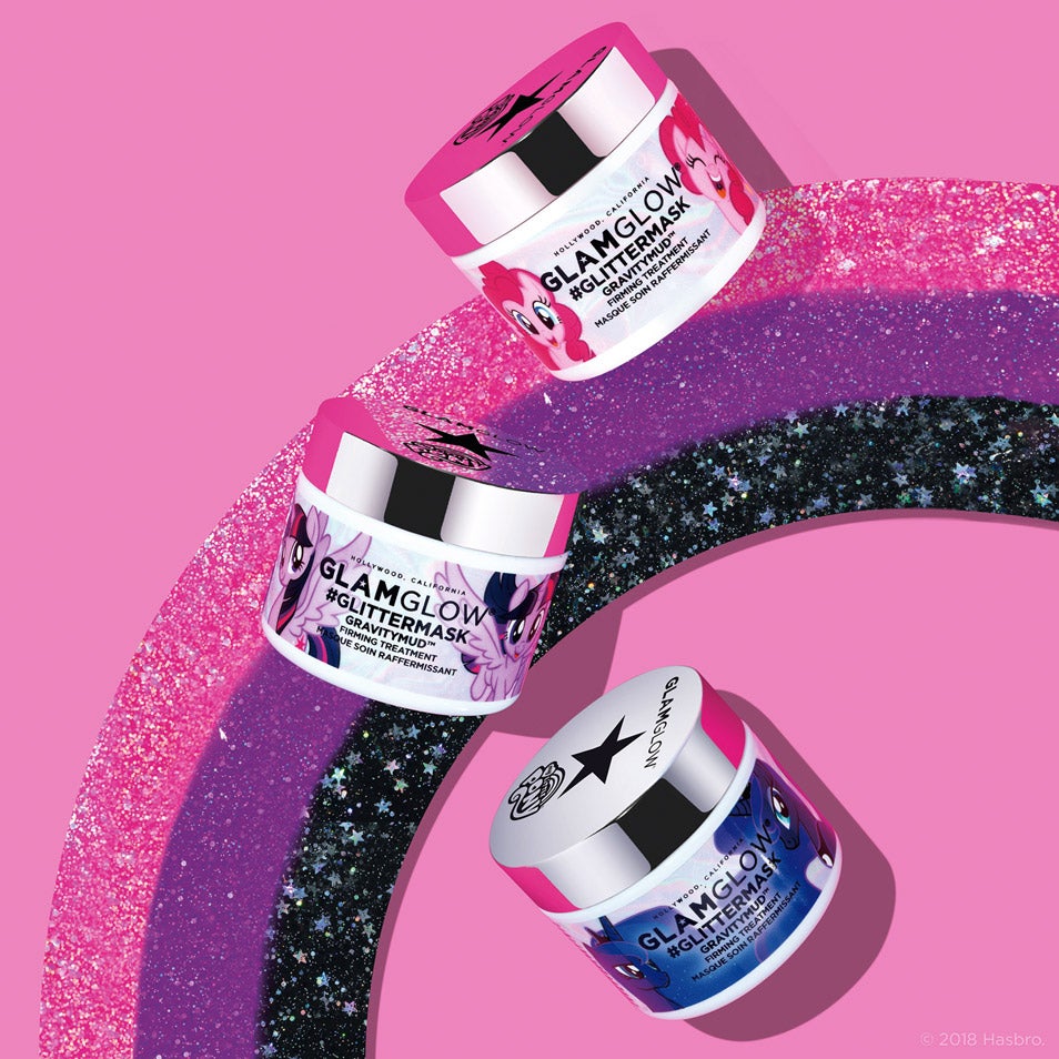 Llenarse la cara de purpurina parece una trastada de niña más que una rutina de belleza. Pero estás muy equivocada: ahora puedes darle luz y firmeza al rostro con mucho brilli brilli, gracias la mascarilla Glittermask My Little Ponny de Glamglow. En tres colores.