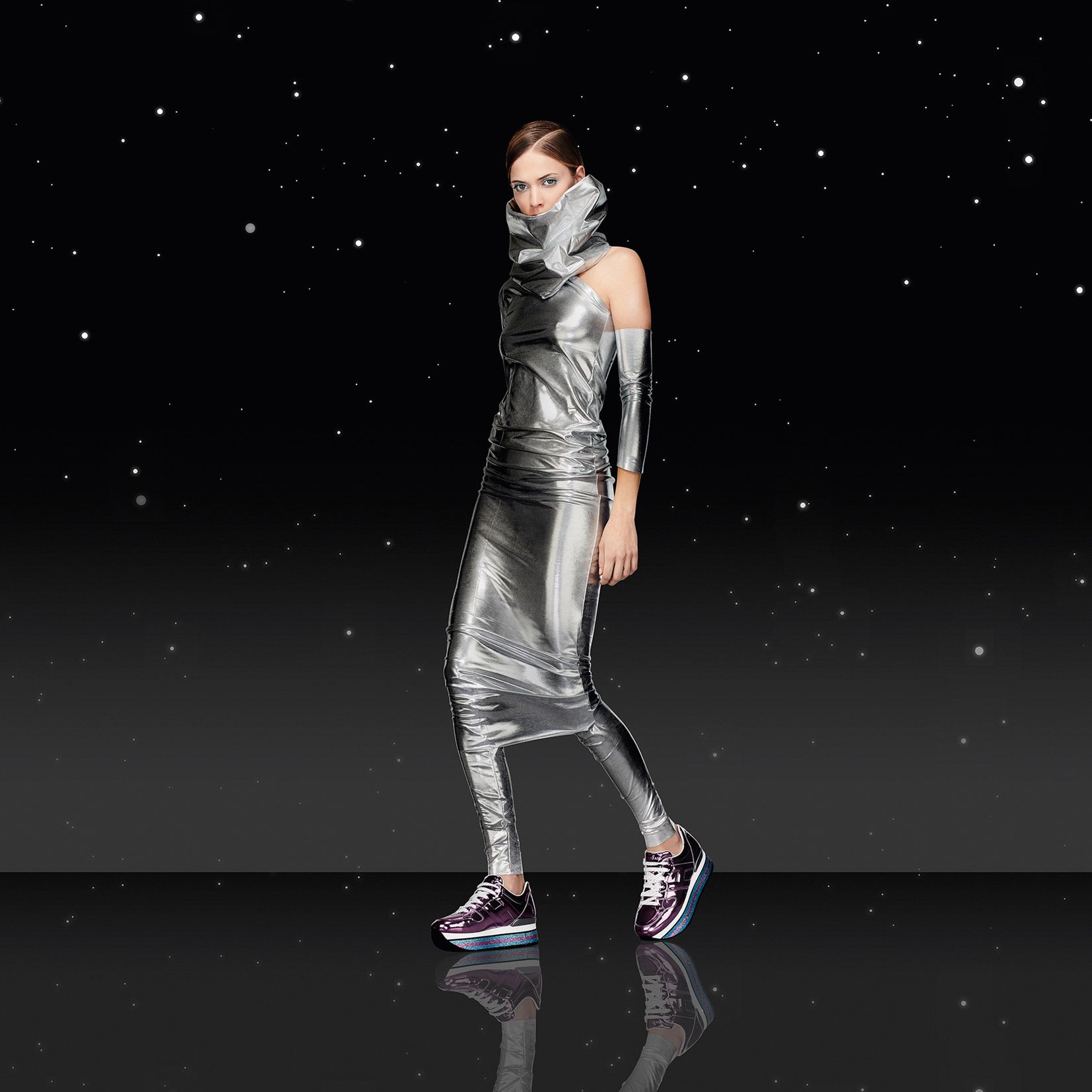 Así se llama la nueva colección de la firma italiana Hogan: Love Galaxy. Una galaxia de deportivas con colores iridiscentes, brillos de glitter y pieles metalizadas, en modelos como el maxiplataforma H222.