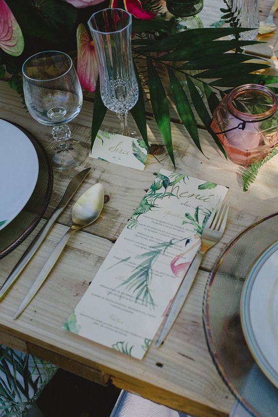 Los elementos  tropicales  se antojan como una opción perfecta para incluir en los detalles deco de una boda de verano.