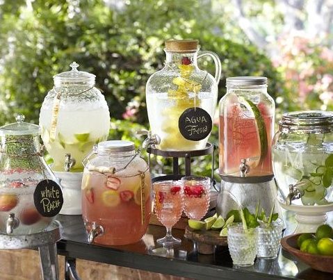 Otra idea maravillosa para colocar una  mesa de limonadas y aguas de sabores  llena de color y detalles sofisticados y retro.