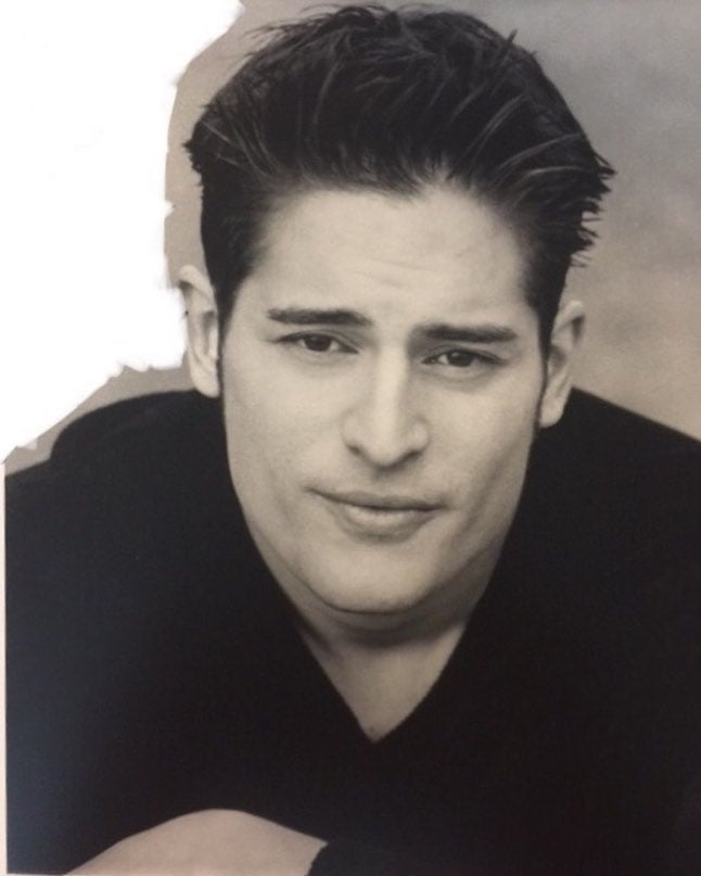 Esta foto de uno de los hombres más guapos del mundo y marido de Sofía Vergara es de 2000: tenía 24 años. Todavía no se había graduado en la universidad (Intepretación) ni se había mudado a Londres donde, solo tres años después, logró debutar en “Spider Man”, de Sam Raimi.
