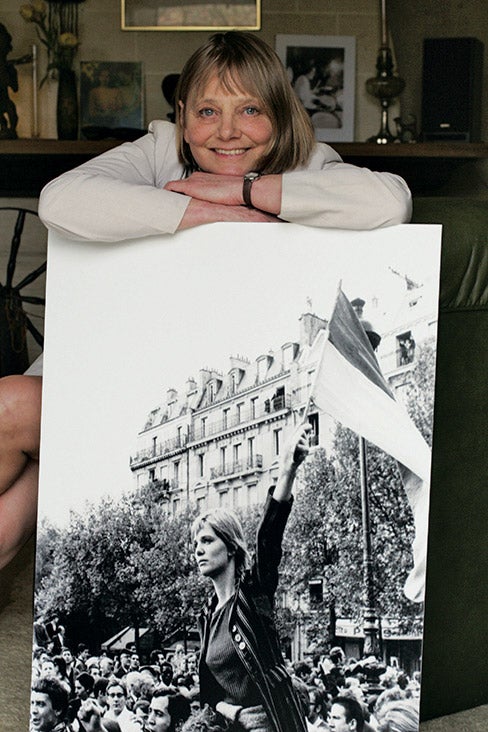 Llevó la bandera en la manifestación de París y se convirtió en la Marianne del mayo revolucionario, aunque era inglesa e hija de familia noble. Fue portada de Paris Match y Life.