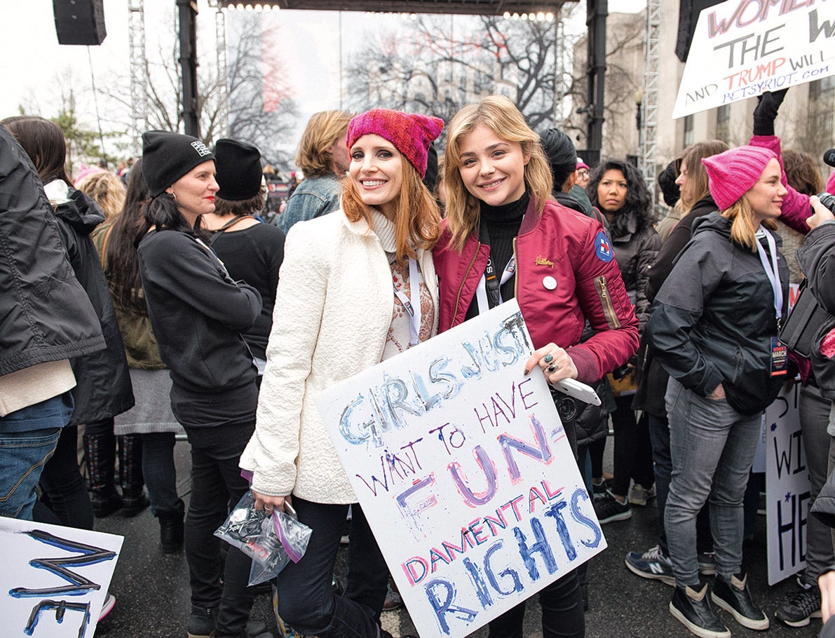 Jessica Chastain y Chloe Grace Moretz, en la Marcha de las Mujeres en Washington, en 2017.