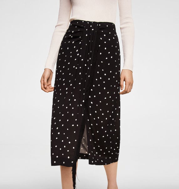 Falda de lunares con detalle de flecos de Mango: 39,99 euros.