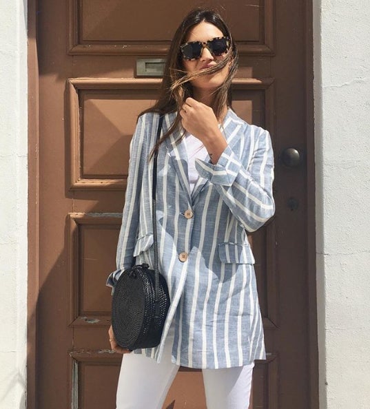 Sara Carbonero con blazer de rayas verticales de Mango. ¡Siempre a la última!
