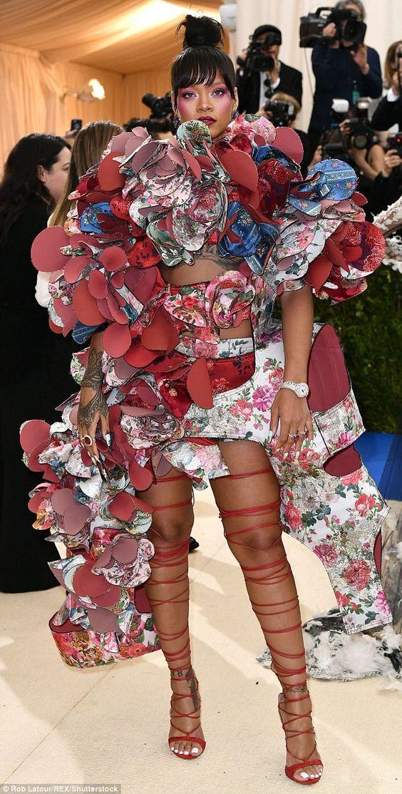 Rihanna con un diseño de Comme des Garçons, en 2017.